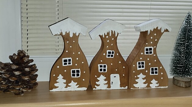 Aby vylepšila finanční situaci rodiny, vyrábí Klára Heřmanová nejrůznější dekorace.