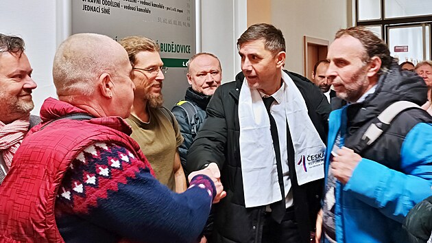 Ve středu projednával krajský soud v Českých Budějovicích případ ženy dezinformátora Ladislava Vrabela (na snímku) Bojany Vurdelji. K soudu je přišly podpořit desítky obdivovatelů. (8. ledna 2025)