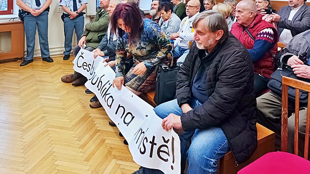 Ve středu projednával krajský soud v Českých Budějovicích případ ženy dezinformátora Ladislava Vrabela Bojany Vurdelji. K soudu je přišly podpořit desítky obdivovatelů. (8. ledna 2025)