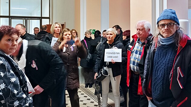 Ve středu projednával krajský soud v Českých Budějovicích případ ženy dezinformátora Ladislava Vrabela Bojany Vurdelji. K soudu je přišly podpořit desítky obdivovatelů. (8. ledna 2025)