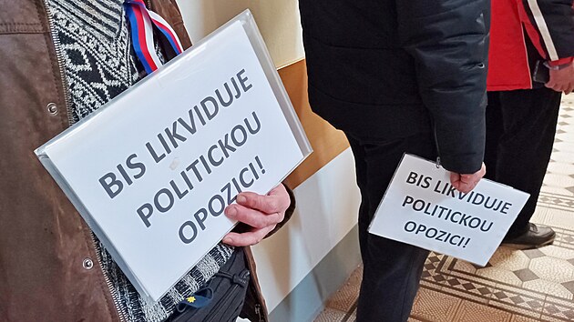 Ve středu projednával krajský soud v Českých Budějovicích případ ženy dezinformátora Ladislava Vrabela Bojany Vurdelji. K soudu je přišly podpořit desítky obdivovatelů. (8. ledna 2025)