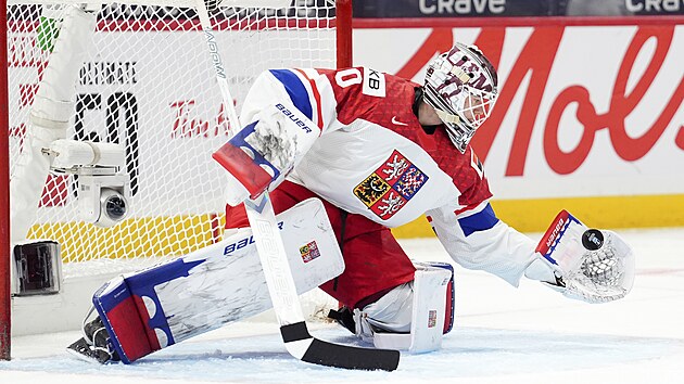 Český brankář Michael Hrabal sbírá puk.