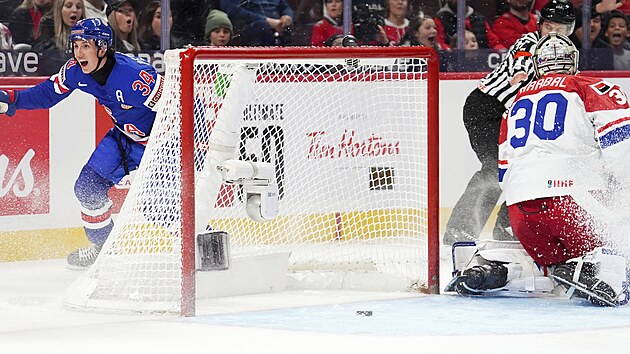 Američan Gabe Perreault slaví gól proti Česku v semifinále MS juniorů.