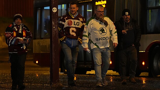 Fanoušci míří na úterní hokejové utkání HC Sparta Praha s BK Mladá Boleslav do O2 areny. (7. ledna 2025)