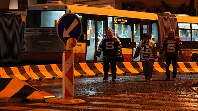 Fanoušci míří na úterní hokejové utkání HC Sparta Praha s BK Mladá Boleslav do O2 areny. (7. ledna 2025)