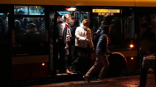 Fanoušci míří na úterní hokejové utkání HC Sparta Praha s BK Mladá Boleslav do O2 areny. (7. ledna 2025)