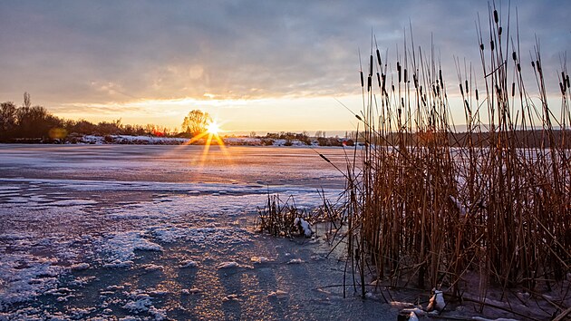 Pohled na Chomoutovské jezero u Olomouce v zimě.