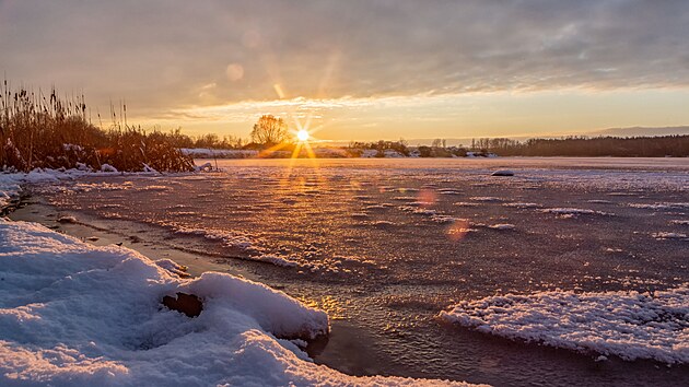 Pohled na Chomoutovské jezero u Olomouce v zimě.