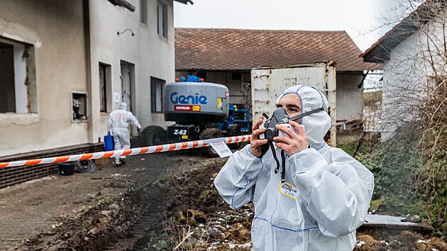 Technici v ochranných oblecích demontují azbestovou krytinu před demolicí domů, které ve Všestarech na Hradecku ustoupí dálnici D35 (7.1.2025).