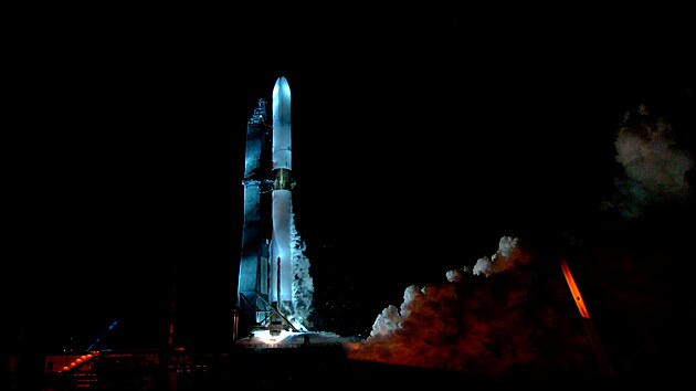 Nosič New Glenn společnosti Blue Origin při testu motorů BE-4