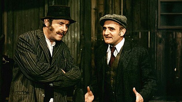 Jiří Sovák a Josef Somr v seriálu Byl jednou jeden dům (1974)
