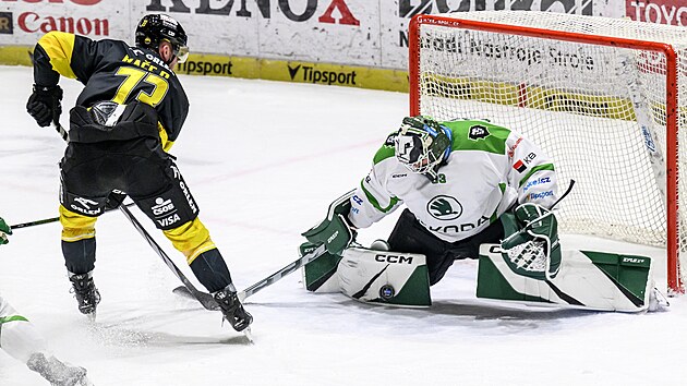 Ondřej Kaše z Litvínova v šanci, kterou likviduje brankář Jan Růžička z Mladé...