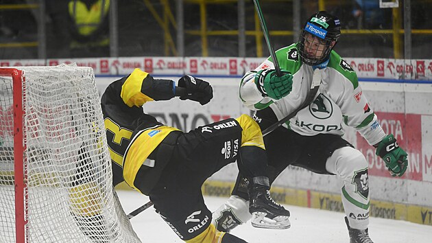 Vlevo padá Ondřej Kaše z Litvínova, vpravo přihlíží David Bernad z Boleslavi.