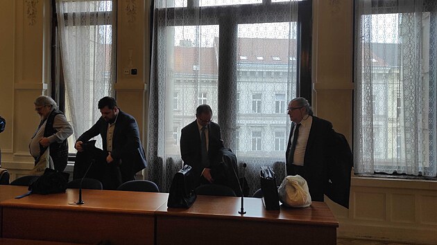 Obžalovaní Robert Littera (na snímku vlevo) a Zdeňek Kozelek (vpravo) u Krajského soudu v Brně.