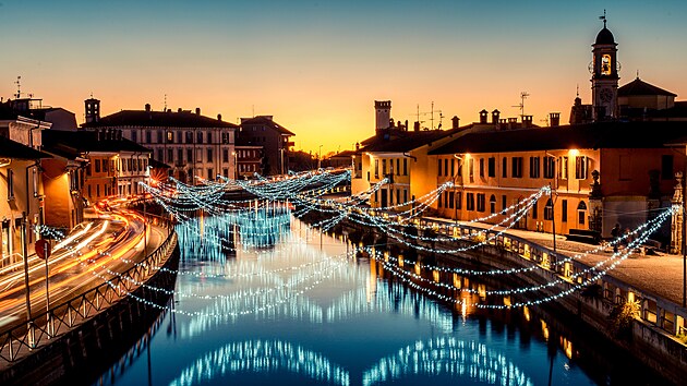Velmi oblíbenou milánskou čtvrtí je starobylá Navigli. Dříve to tu díky pěti kanálům vypadalo jako v Benátkách. Na snímku je zachyceno vánoční osvětlení jednoho z kanálů.