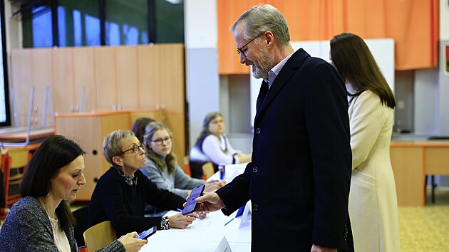 Premiér Petr Fiala (ODS) u doplňovacích senátních voleb v Brně. Voliči se mohli vůbec poprvé prokázat eDokladem. (17. ledna 2025)