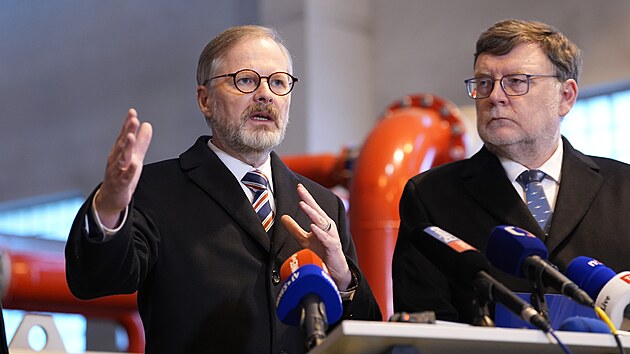 Premiér Petr Fiala a ministr financí Zbyněk Stanjura (oba ODS) zavítali do centrálního tankoviště ropy v Nelahozevsi. (14. ledna 2025)