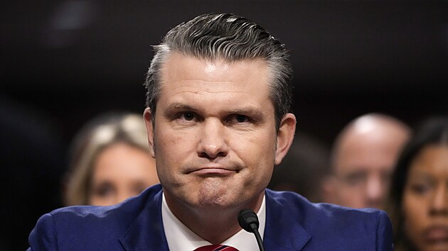 Kandidát na ministra obrany USA Pete Hegseth čelil v Senátu palbě kritiky, včetně obvinění, že nemá charakter a sebeovládání nutné pro vedení americké armády. (14. ledna 2025)