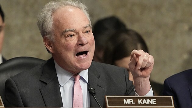 Kandidát na ministra obrany USA Pete Hegseth čelil v Senátu palbě kritiky, včetně obvinění, že nemá charakter a sebeovládání nutné pro vedení americké armády. (14. ledna 2025)