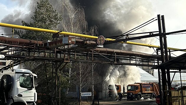 V Kovohutích v Mníšku pod Brdy vypukl požár, v areálu se zřítila hala. (18. ledna 2025)