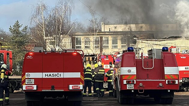 V Kovohutích v Mníšku pod Brdy vypukl požár, v areálu se zřítila hala. (18. ledna 2025)