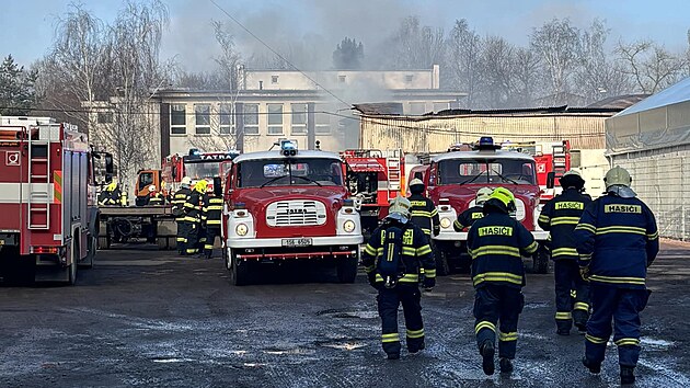 V Kovohutích v Mníšku pod Brdy vypukl požár, v areálu se zřítila hala. (18. ledna 2025)