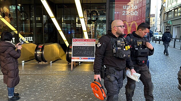 Zásah jednotek integrovaného záchranného sboru u výstupu z metra na Národní třídě (10. ledna 2025)