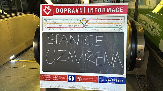 Uzavřená stanice metra po pádu člověka do kolejiště na Národní třídě (10. ledna 2025)