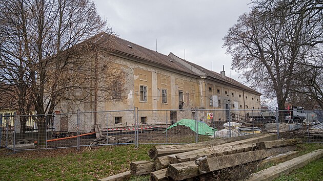 Rymice opravují budovu bývalé sýpky. Bude z ní nový multifunkční objekt s obecním úřadem, kulturním sálem i restaurací. (leden 2025)