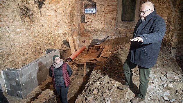 Při obnově staré sýpky v Rymicích odborníci objevily skryté zajímavosti z dávných dob, kdy objekt patřil jezuitské koleji. Například fragmenty někdejšího pivovaru nebo klenutou podzemní stoku. Na snímku archeoložka Pavlína Daňhelová a etnolog Petr Hlavačka z Muzea Kroměřížska. (leden 2025)