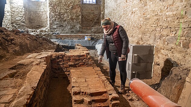 Při obnově staré sýpky v Rymicích odborníci objevily skryté zajímavosti z dávných dob, kdy objekt patřil jezuitské koleji. Například fragmenty někdejšího pivovaru nebo klenutou podzemní stoku. Na snímku archeoložka Pavlína Daňhelová z Muzea Kroměřížska. (leden 2025)