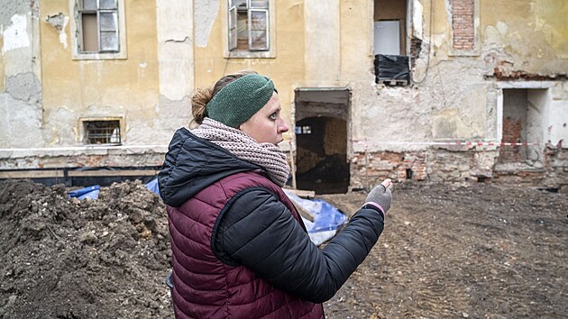 Při obnově staré sýpky v Rymicích odborníci objevily skryté zajímavosti z dávných dob, kdy objekt patřil jezuitské koleji. Například fragmenty někdejšího pivovaru nebo klenutou podzemní stoku. Na snímku archeoložka Pavlína Daňhelová z Muzea Kroměřížska. (leden 2025)