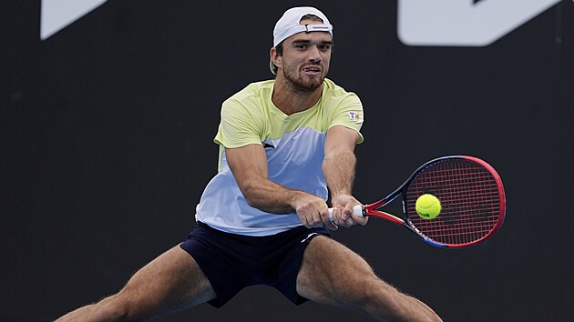 Tomáš Macháč hraje bekhend ve druhém kole Australian Open.
