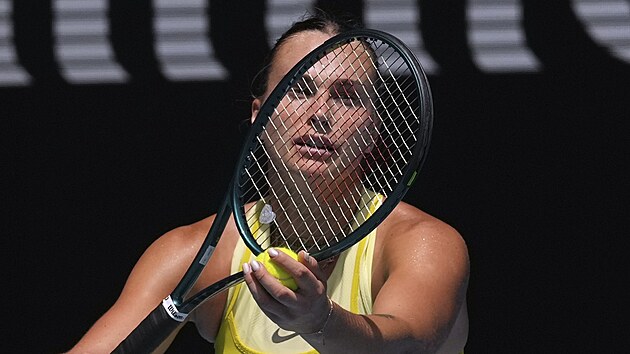 Běloruská tenistka Aryna Sabalenková podává v osmifinále Australian Open.