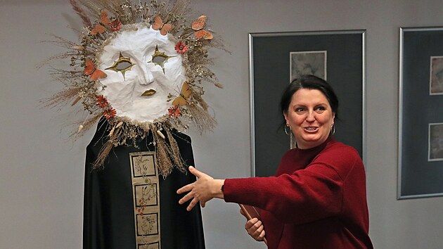 Etnoložka Ostravského muzea Anna Pohořálková představuje exponáty nové výstavy Masopustní masky. (14. ledna 2025)