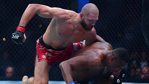 Jiří Procházka bojuje proti Američanovi Jamahalu Hillovi na turnaji UFC 311 v Los Angeles.