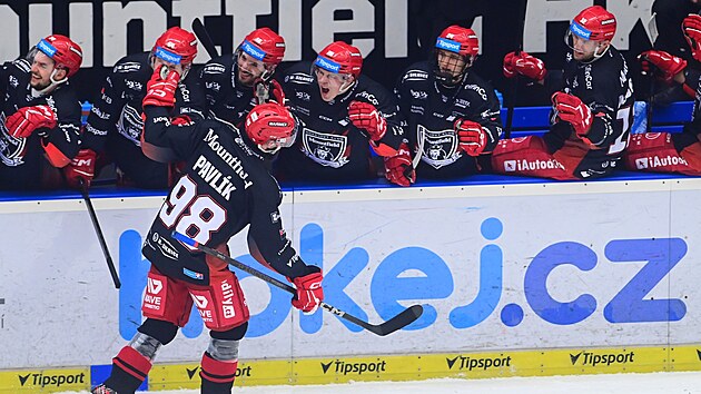 Radovan Pavlík slaví se střídačkou vítězný gól proti Pardubicím.