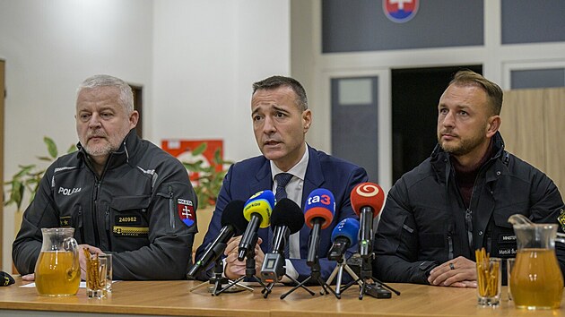 Slovenský policejní ředitel Ľubomír Solák, ministr školství Tomáš Drucek a ministr vnitra Matúš Šutaj Eštok na místě útoku ve Spišské Staré Vsi (zleva, 16. ledna 2025)