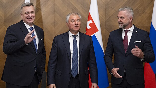 Předseda Slovenské národní strany (SNS) Andrej Danko, předseda ruské Státní dumy Vjačeslav Volodin a místopředseda slovenského parlamentu Tibor Gašpar (zleva) v Moskvě (13. ledna 2025)