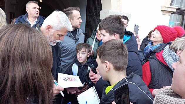 Před radnicí v Nových Hradech se prezident podepisoval lidem, kteří na něj čekali.