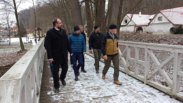 Prezident Petr Pavel prochází Terčiným údolím u Nových Hradů, s doprovodem míří ke známému umělému vodopádu. (14. ledna 2025)
