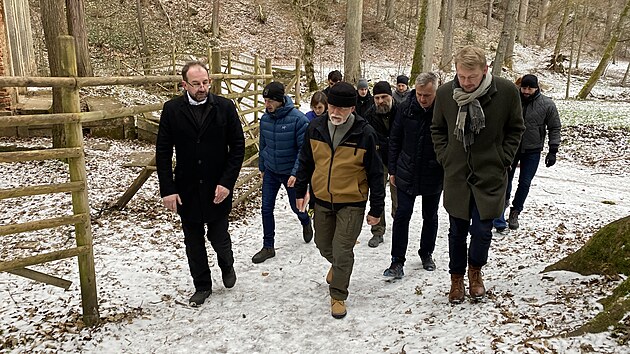 Prezident Petr Pavel došel k částečně zamrzlému vodopádu v Terčině údolí. Doprovázel ho starosta Nových Hradů Vladimír Hokr (vlevo) a spisovatel Jan Štifter (vpravo).