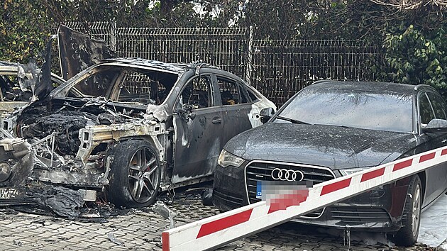 V ulici Filmařská v pražské části Hlubočepy shořela na parkovišti u bytových domů dvě auta. Třetí je poškozené