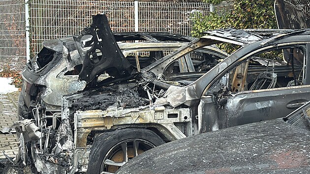 V ulici Filmařská v pražské části Hlubočepy shořela na parkovišti u bytových domů dvě auta. Třetí je poškozené (14. ledna 2025)