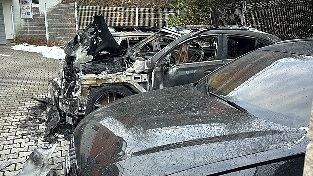 V ulici Filmařská v pražské části Hlubočepy shořela na parkovišti u bytových domů dvě auta. Třetí je poškozené (14. ledna 2025)