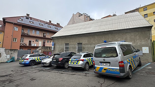 V bytě v pražské Zenklově ulici napadl muž ženu a vážně ji zranil. (18. ledna 2025)