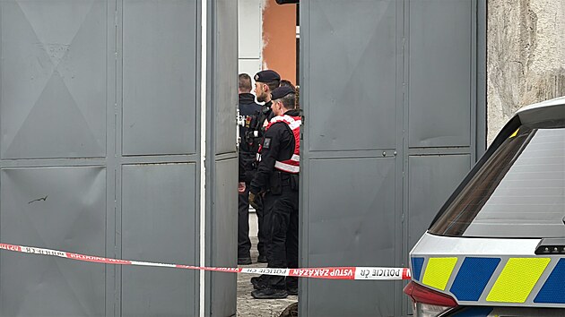 V bytě v pražské Zenklově ulici napadl muž ženu a vážně ji zranil. (18. ledna 2025)