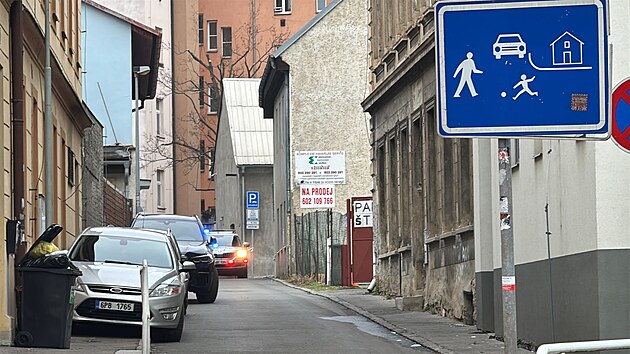 V bytě v pražské Zenklově ulici napadl muž ženu a vážně ji zranil. (18. ledna 2025)