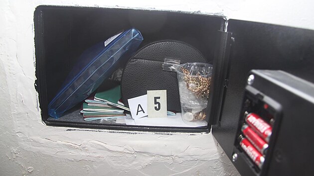 Peníze, které kriminalisté našli při domovních prohlídkách u výrobců pervitinu. (19. ledna 2025)