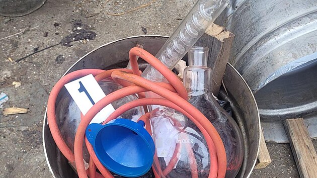 Peníze, které kriminalisté našli při domovních prohlídkách u výrobců pervitinu. (19. ledna 2025)